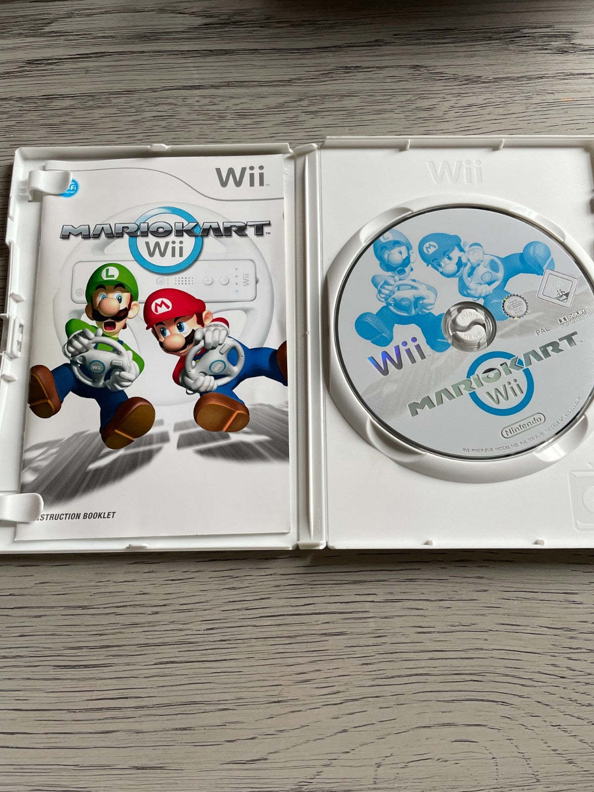 MarioKart Wii - Nintendo Wii - Complete with Manual