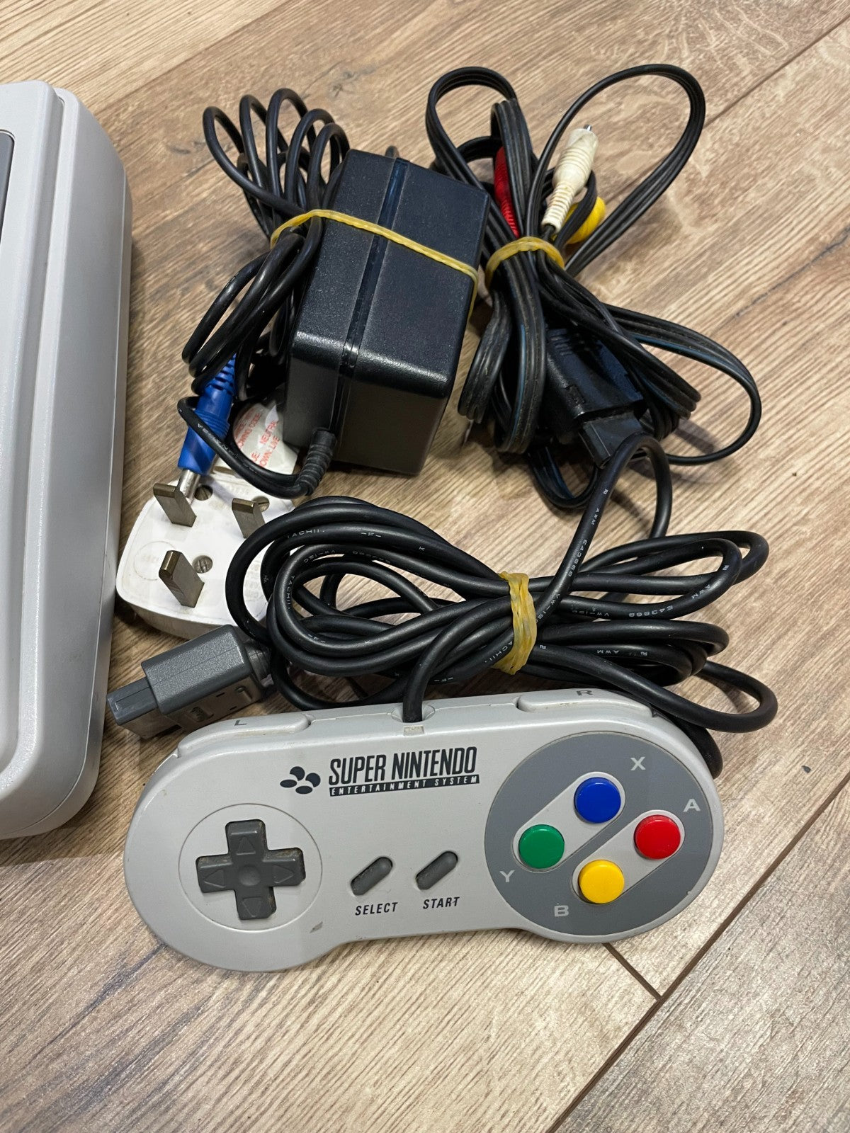 Nintendo Super NES - Nintendo - SNES - Unboxed with Cables and Controller