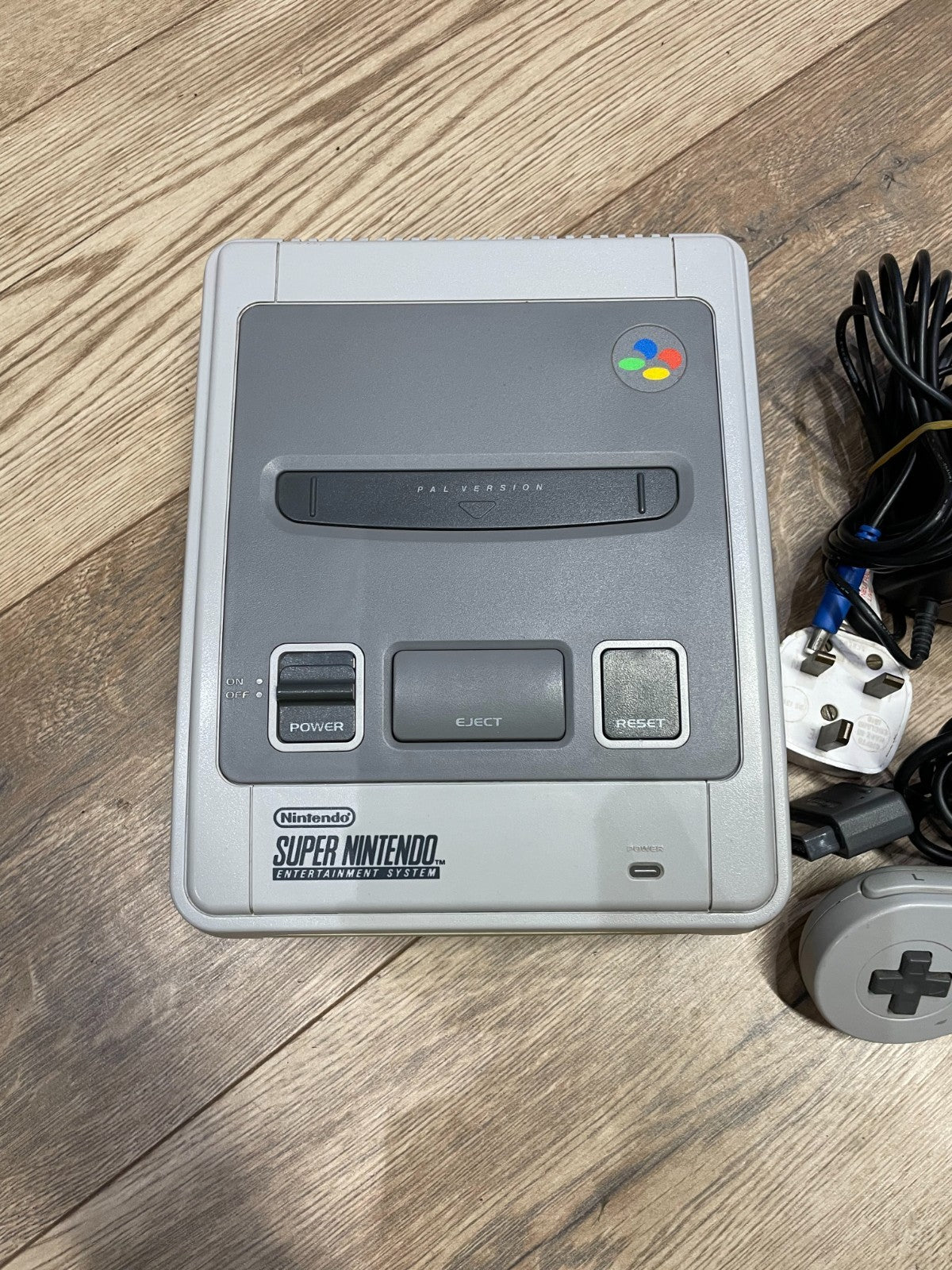 Nintendo Super NES - Nintendo - SNES - Unboxed with Cables and Controller