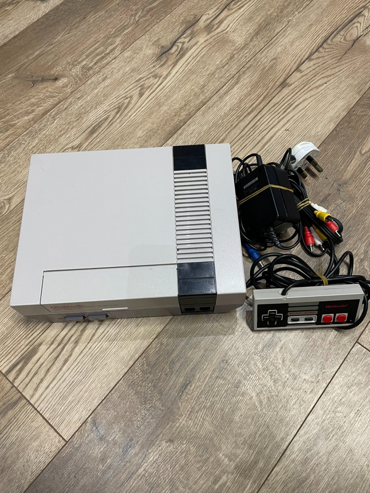 Nintendo NES - Nintendo - NES - Unboxed with Cables and Controller